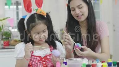姐姐和姐姐有有趣的彩色石膏装饰庆祝感恩节。